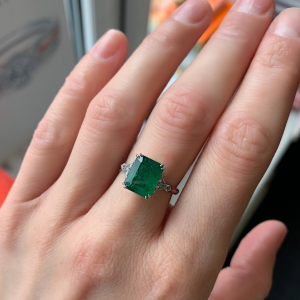 3.31 carat Emerald and Side Trillion Diamonds Ring - Photo 8